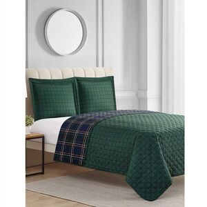 Reversible hunter green queen quilt and 2 shams, only used fora week, smoke free